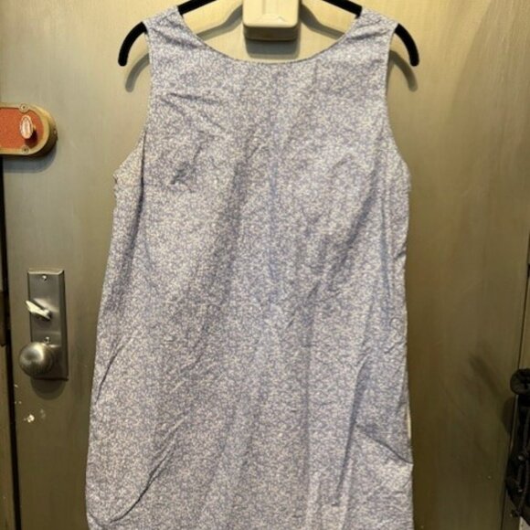 Retro Printed twist-back dress, blue and white digital graphic print Shift Dress - Picture 8 of 16